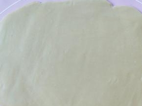 用擀面杖擀成3-4mm的薄片