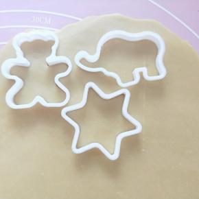 再用模具压出造型