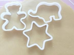 再用模具压出造型