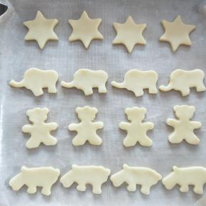 将压好的饼干摆入烤盘中