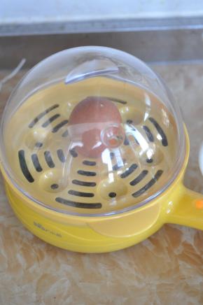 鸡蛋蒸熟，晾凉备用。