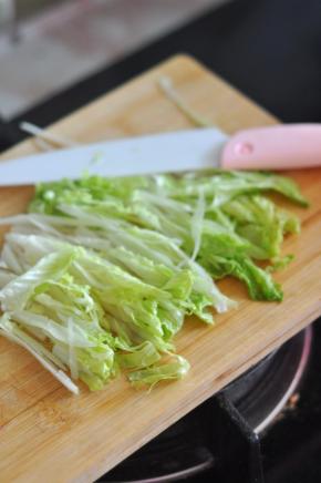将生菜切成细丝。