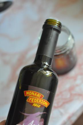 先来做香草油醋汁。先倒入意大利黑醋。