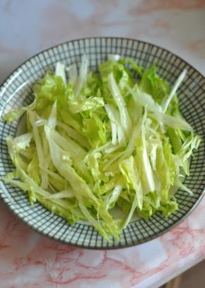 将生菜切成丝状。