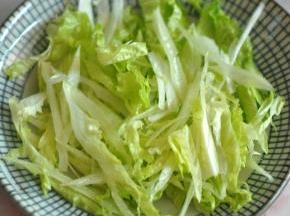 将生菜切成丝状。