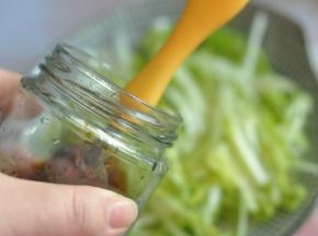 淋少许香草油醋汁。