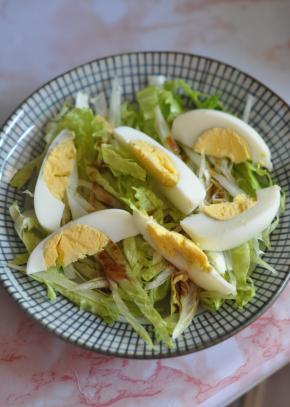 将鸡蛋切成瓣状摆入。