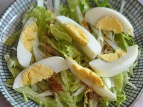 将鸡蛋切成瓣状摆入。