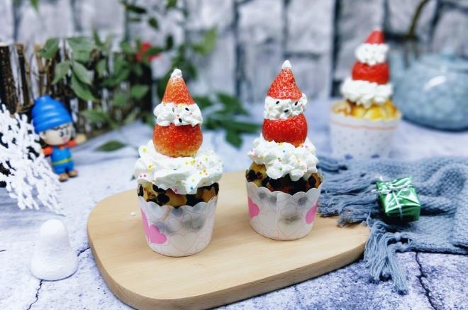 草莓圣诞杯子蛋糕