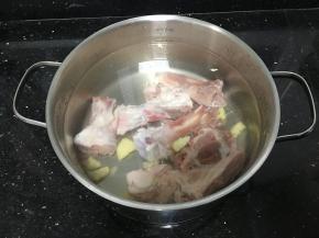 放入汤锅，加入两块拍破的姜，注入需要的清水。一次性把水加足