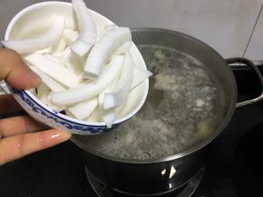 汤锅里面放灶上煮开之后加入椰子果肉，改小火炖煮一个半小时