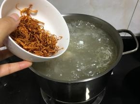 汤越煮越浓，加入虫草花，继续再煮半个小时即可