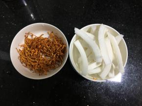 虫草花洗净备好，椰子取肉切小块洗净待用