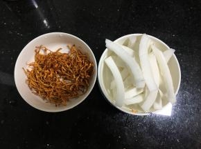 虫草花洗净备好，椰子取肉切小块洗净待用