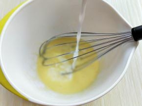 再加入牛奶，打均匀。