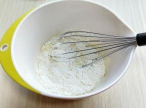 6

在加入低筋面粉和泡打粉。用手动打蛋器打至均匀，无干粉。

