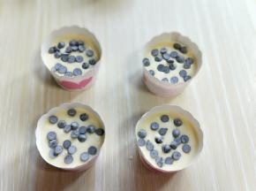 再倒入蛋糕液，至8分钟，上面再撒上耐高温巧克力豆。(根据自己喜欢放巧克力豆，我的放的有点多了)