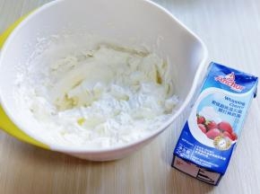 淡奶油倒入一个比较深的器具中。加入白砂糖，启动电动打蛋器，低速打发至黏稠状态。再高速打发至奶油硬性即可。