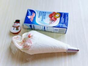 准备裱花嘴裱花袋。将打发的淡奶油装入裱花袋中。如图。