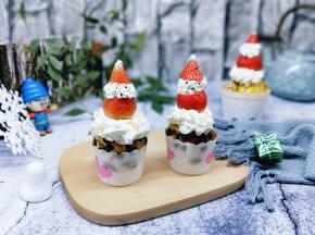 烤好的蛋糕取出凉后，再顶端挤上打发的奶油。撒上彩色糖珠，再把做好的草莓圣诞老人装饰再打发的奶油上面即可。