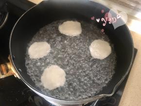 取40g糯米粉+30g水和成团，拍成几个小饼放入滚水中煮熟。