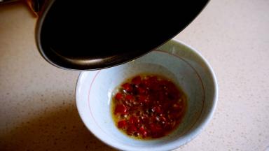 热油浇在辣椒段中。