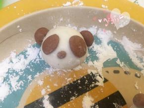 取可可面团搓成两个拇指大小的椭圆形圆球，蘸点清水粘在两边做耳朵；搓两个略小椭圆形按压做眼睛；最后搓一个小圆做鼻子即可。