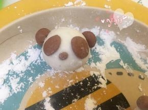 取可可面团搓成两个拇指大小的椭圆形圆球，蘸点清水粘在两边做耳朵；搓两个略小椭圆形按压做眼睛；最后搓一个小圆做鼻子即可。