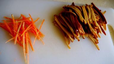 鸡蛋干、胡萝卜切细条备用。