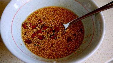 以上所有调味料加入辣椒油中混合均匀，备用。