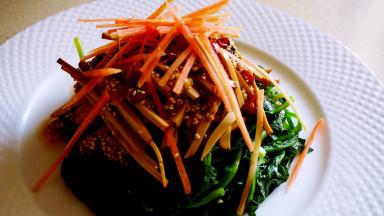 点缀上胡萝卜丝。