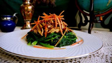 这道鸡蛋干拌菠菜就做好了！