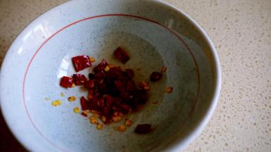 干辣椒用厨房剪刀剪成小段。