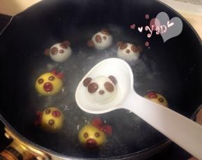 煮汤圆：水沸后，中火煮至汤圆浮起，浮起后再略煮1-2分钟至汤圆膨胀即可。吃不完的汤圆撒上糯米粉放入冰箱冷冻保存。