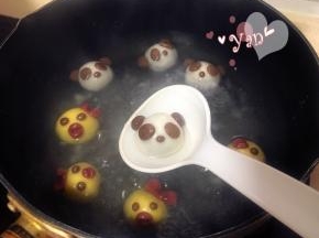 煮汤圆：水沸后，中火煮至汤圆浮起，浮起后再略煮1-2分钟至汤圆膨胀即可。吃不完的汤圆撒上糯米粉放入冰箱冷冻保存。