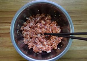 肉末中加入姜末、料酒、生抽和盐适量拌匀