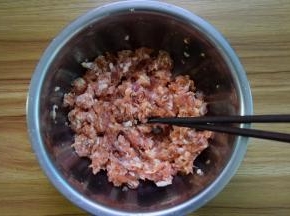 肉末中加入姜末、料酒、生抽和盐适量拌匀
