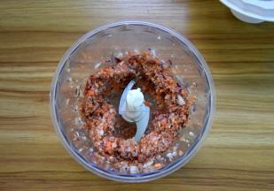 胡萝卜去皮切块、香菇抓干水分切块，洋葱切开，一起放料理机打碎粒，切也可以哟