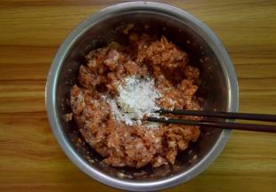 然后加入肉末中，加入淀粉