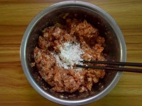 然后加入肉末中，加入淀粉