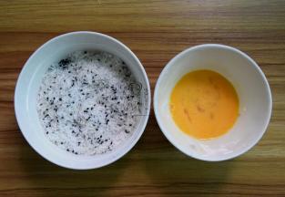 面包糠和黑芝麻拌匀； 鸡蛋打散在碗里
