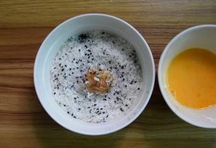 取肉末做成小丸子，先沾一层鸡蛋液，再放面包糠里滚一圈