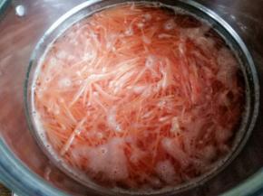 水烧开，把胡萝卜煮软后捞出晾凉