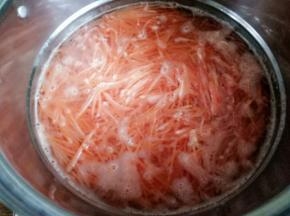 水烧开，把胡萝卜煮软后捞出晾凉