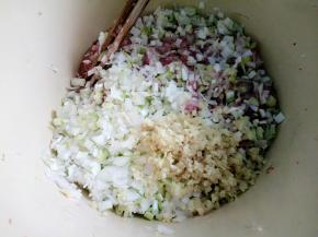 肉馅里放入葱姜粒