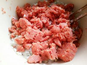 胡萝卜挤去水分切末放盆里