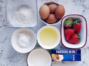 称量和清洗好各种食材。