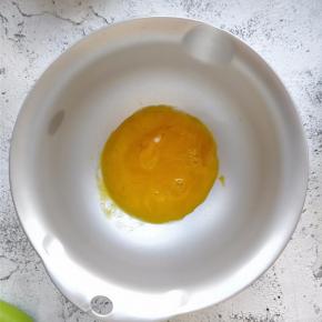 预热烤箱的同时，将四个鸡蛋的蛋清和蛋黄分离，分别装入无水无油干净的打蛋盆中。