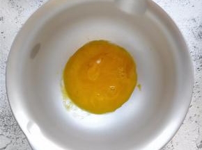 预热烤箱的同时，将四个鸡蛋的蛋清和蛋黄分离，分别装入无水无油干净的打蛋盆中。