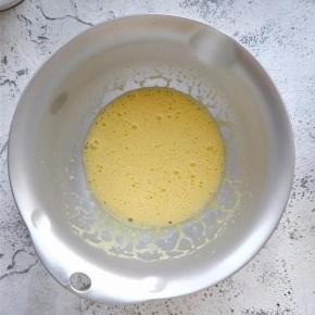 搅匀至颜色稍变浅，体积稍膨胀，表面无明显油花的状态。